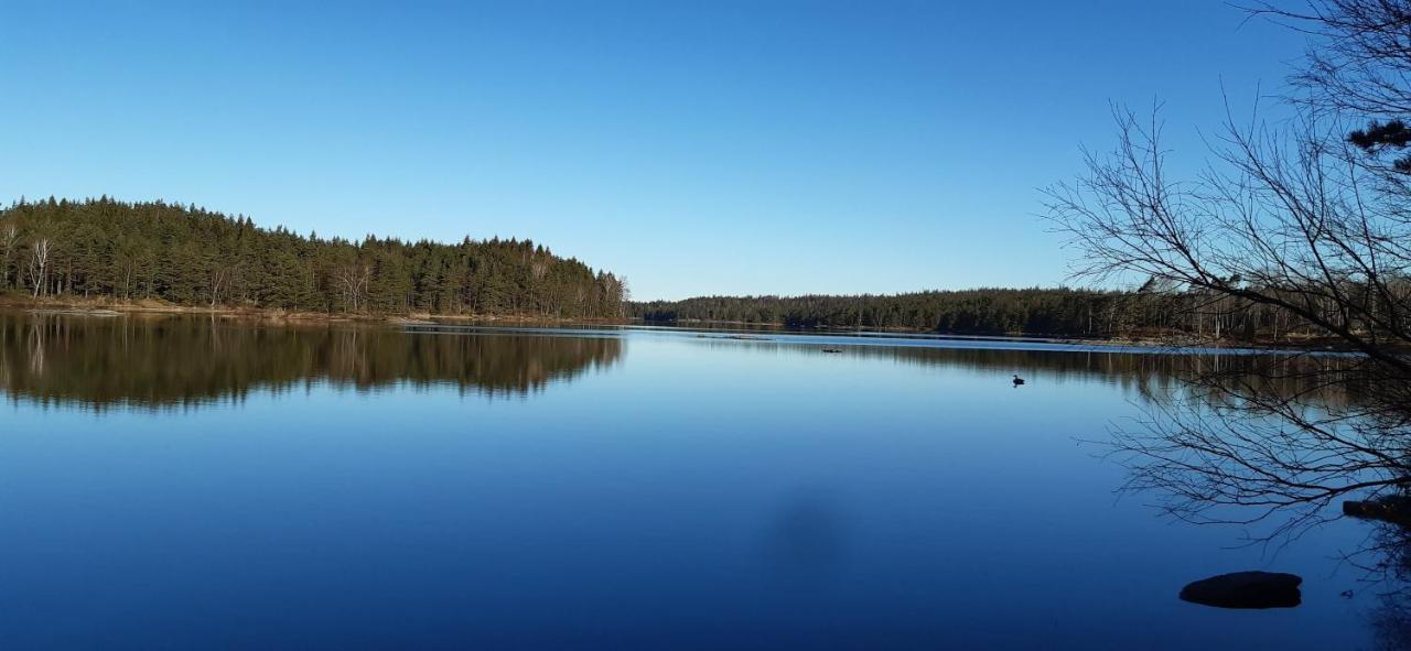 Comfortable Cottage At Scenic Lake Landvetter Kültér fotó